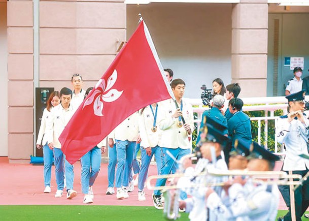 張家朗再任持旗手領軍進場。