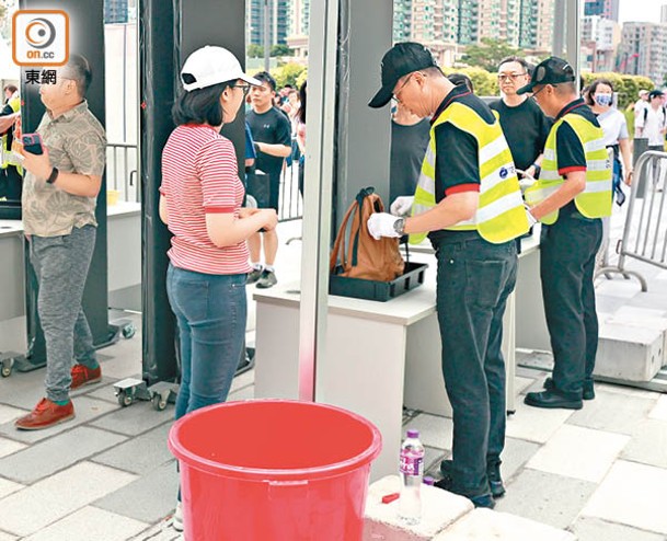 市民入體育園要接受嚴格安檢。