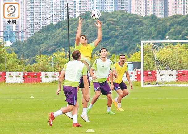 港隊眾將操練時要「手足並用」。