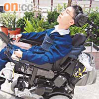 度身訂製的電動輪椅，設有後傾功能，可減輕頌謙肺部受壓，改善呼吸。