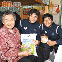 貝姨（左）喜獲球員蘇偉泉（右）與羅拔圖親自送上白米及年糕，三人更大談中國功夫，令笑聲不斷。