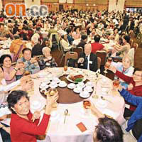 逾一千名長者及低收入家庭在席間互相祝酒，藉以宣揚敬老護老訊息。	（高嘉業攝）