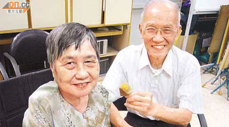 尹氏夫婦已年過七十，仍恩愛如昔，「一份月餅兩份食」！