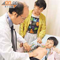 周啟東醫生檢查後，指瑤瑤手術後情況穩定，可如同齡小孩一樣正常成長。