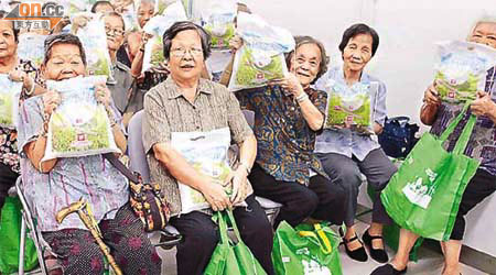 贈米活動每月透過志願團體及長者住屋，向近六千名長者送上白米。