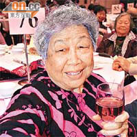 廖婆婆與「老友記」參與敬老活動，歡度快樂時光。