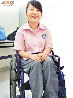 芸羽雙手無力推動輪椅，希望能獲贈電動輪椅，自由活動。