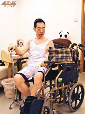 勇叔的輪椅已使用多年，輪胎早已老化。