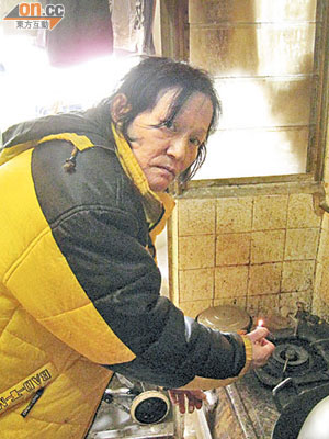 煮食爐損壞多時，阿珍須以打火機助燃方能使用，擔心易生意外。