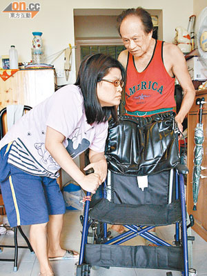 阿瑩因腰頸肌肉痙攣無法自然站立甚至步行，外出須年邁的父親協助。