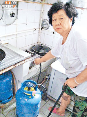 煮食爐「撻極唔着」，宋婆婆一臉無奈。