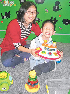 劉太對四歲的豐豐呵護備至。