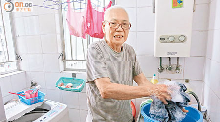 使用十多年的洗衣機損壞後，王伯只能以梘水浸泡衣物。