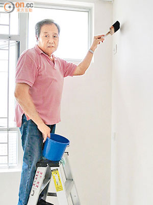 為節省裝修開支，行動不便的彼得叔仍會爬高爬低為新居髹上漆油。