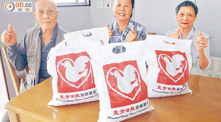 天悅邨服務設施大樓的長者受惠於贈米活動多年，感激善長慷慨施助。