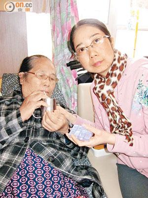 英梅（右）盼能保住視力，以便照顧剛完成腸癌手術的母親。