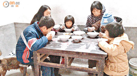 為省吃儉用，庚蘭一家每餐僅食簡單餸菜。