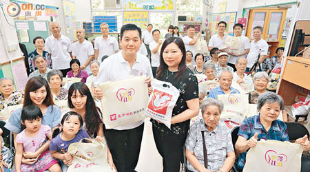 港九慈德善社聖者仙師有限公司捐助八月份贈米開支，令近六千名長者受惠。