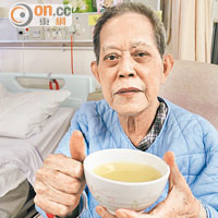 棠伯自言最愛喝湯，對於住院期間仍能每周享用「老火湯」表示驚喜。