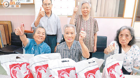 來自救世軍竹園長者中心的長者們，向捐助「粒粒顯關懷」贈米計劃的善長讚好。