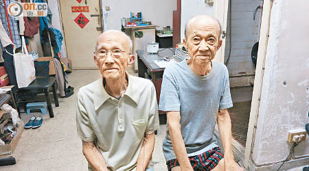 文伯弟弟（右）希望善長施以援手，幫助哥哥（左）保住僅餘的視力。