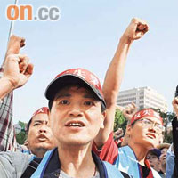 台灣示威民眾高喊口號，要求當局解決失業問題。 （張偉御攝）