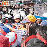 台灣示威民眾與在場警員一度推撞，場面混亂。	（張偉御攝）