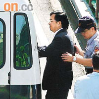 陳水扁走上警備車前往法院。	（本報台北傳真）