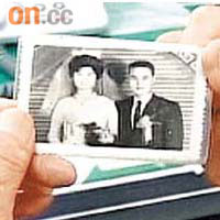 八十一歲的陳先生每日攜帶與妻子的結婚照看了又看。	（電視畫面）