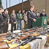 市議員馬丁擔心出售的槍械會被罪犯利用。圖為五月被加州警方充公的槍械。	（資料圖片）