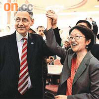 陳倩雯（右）成紐約華埠歷來首位華人巿議員。（本報美國傳真）