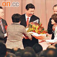 日本著名歌唱家芹洋子（前右）向中國國家副主席習近平（中）獻花。 （陳小瑜攝）