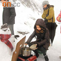 台灣遊客在合歡山上邊玩雪，一邊品嘗麻辣火鍋。	（本報南投傳真）