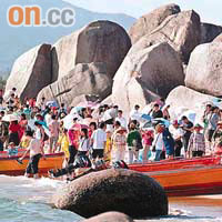 海南三亞著名景點天涯海角，每年均吸引大批遊客前往遊覽。	（資料圖片）