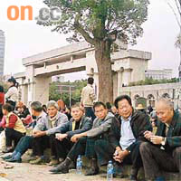 惠州民眾在政府門前靜坐抗議。	（讀者提供）