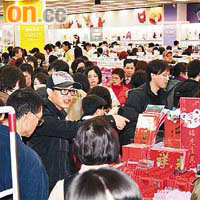 台北的百貨公司逼滿購物人潮。	（張偉御攝）