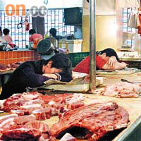 深圳福田區街市豬肉檔生意冷清，檔主也打瞌睡。（黃少君攝）