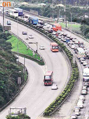 受山崩影響，高速公路往台北方向一早已經大塞車。	（本報基隆傳真）