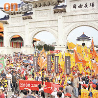 數千勞工齊集台北自由廣場前，表達對政府忽視勞工群體的不滿。	（張偉御攝）
