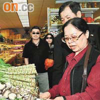 陳樹菊讚美國超市內的蔬菜很新鮮。	（本報紐約傳真）