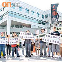 台灣勞工團體到鴻海股東會場外抗議。	（張偉御攝）