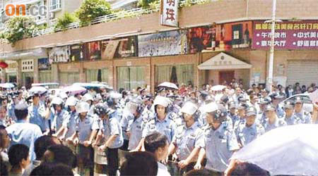 大批防暴警察手持盾牌到場戒備。（本報汕尾傳真）