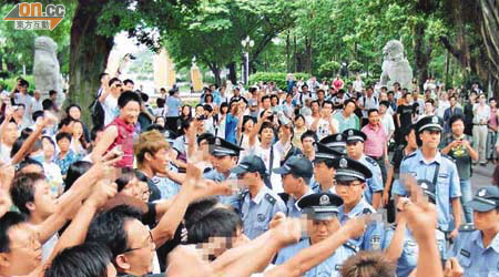 有民眾用粗口手勢向警員抗議。	（黃少君攝）