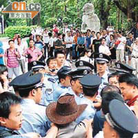 廣州市民到人民公園「撐粵語」，抗議官方打壓當地文化。