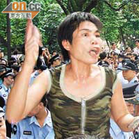 一名女子因高呼廣州人講廣東話口號，被警方強行帶走調查。
