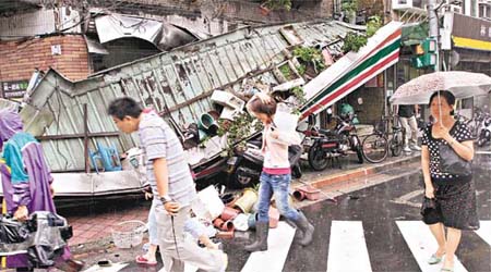 台北市棚架遭受狂風暴雨倒塌。	（本報台北傳真）