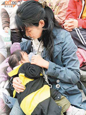 台灣昨通過法案禁止妨礙婦女在公共場所哺乳。	（本報台北傳真）