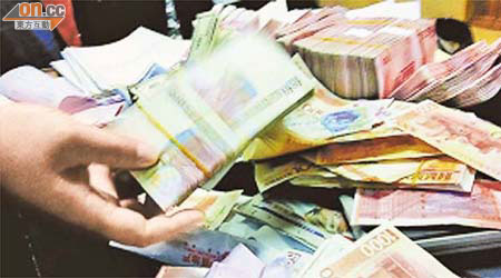 深圳警方在地下錢莊查獲的現金。	（本報深圳傳真）