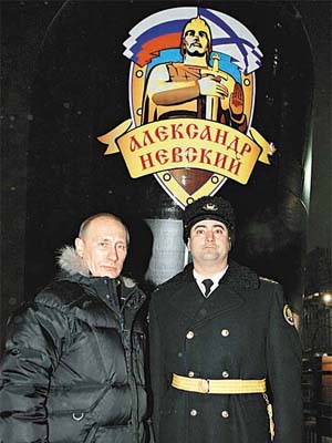 普京﹙左﹚往北德文斯克視察核潛艇。	﹙美聯社圖片）