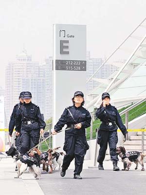 上海當局被斥世博完結後，治安工作變得鬆懈，圖為世博期間警員加強巡邏。	（資料圖片）